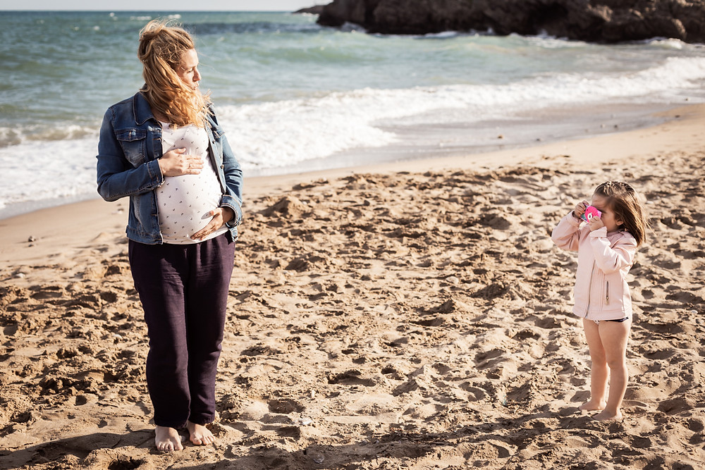 Reportaje embarazo en familia, sesión de fotos premamá en la playa, fotografía natural de familias en Barcelona - Mon Amour Family Photography by Mònica Vidal