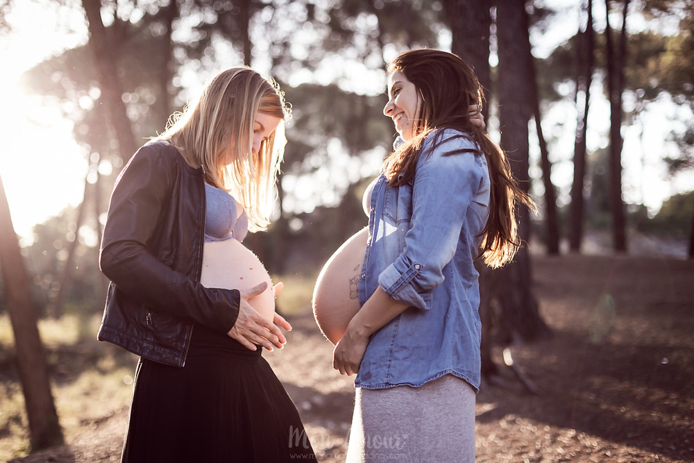 Sesión de fotos premamá, reportaje de embarazada doble al atardecer en el bosque, fotografía natural de familias en Barcelona, Mon Amour Family Photography by Mònica Vidal