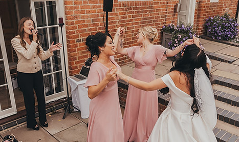 Live wedding singer in the Midlands UK making ceremony & drinks reception unforgettable