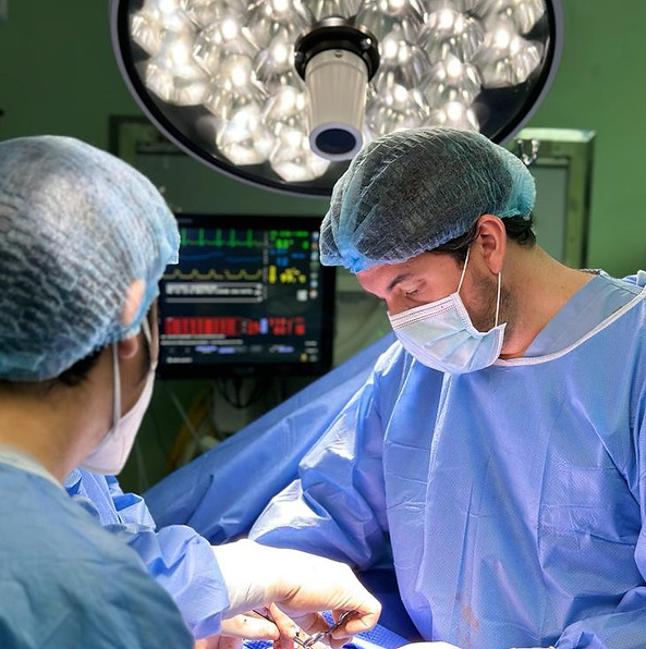 Foto del doctor Pablo Garcia, Urologo en Guayaquil, realizando una cirugia de prostata.