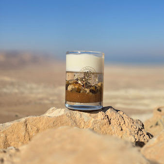 נר ריחני משעוות סויה בעיצוב מדברי על רקע נוף מדברי