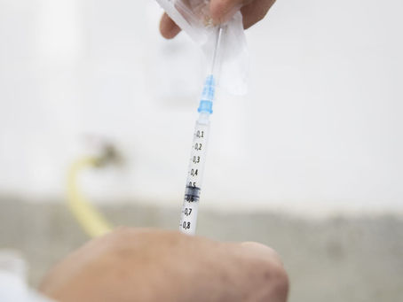VASSOURAS APLICA SEGUNDA DOSE DE REFORÇO CONTRA COVID-19 PARA MORADORES COM 18 ANOS