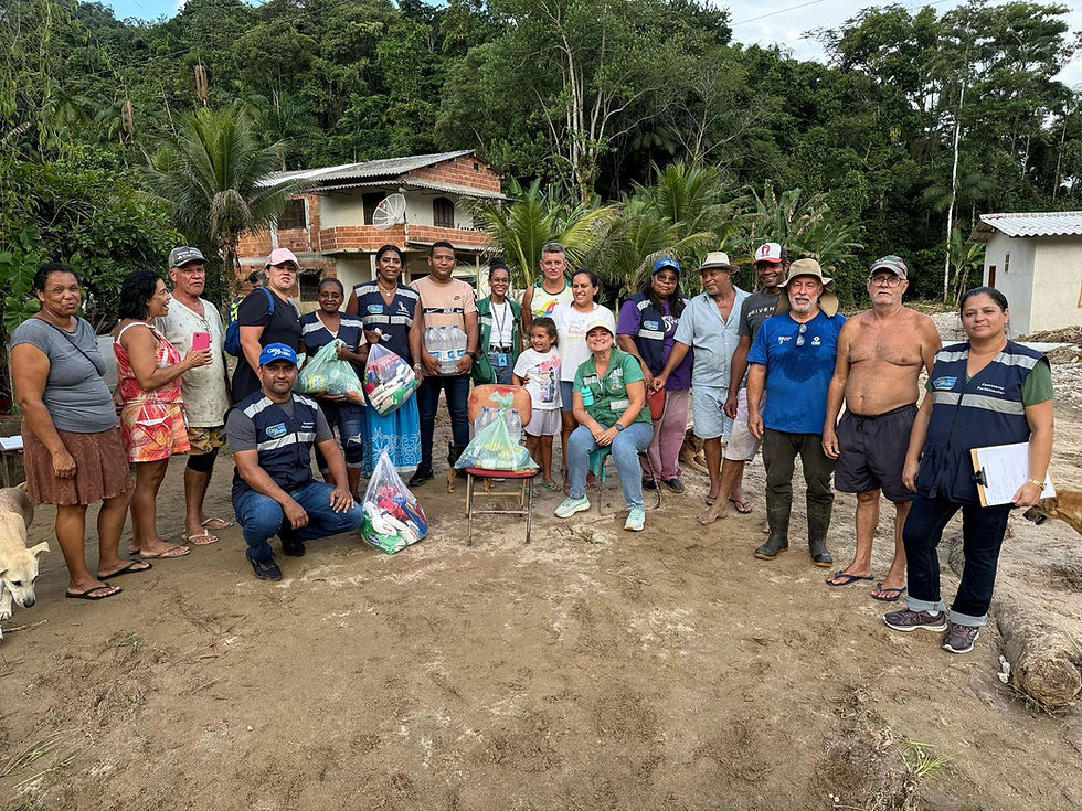 Equipe ajudando moradores