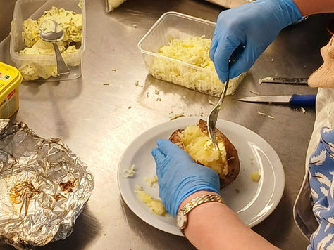 LUISTER - Op bezoek bij De Vaartkapoen in Molenbeek: Een portie chaud patate in een warm buurthuis