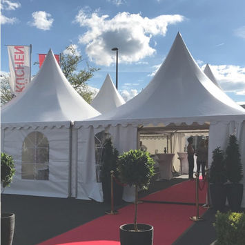 Pagodenzelte mit roten Teppich als Eingangsbereich