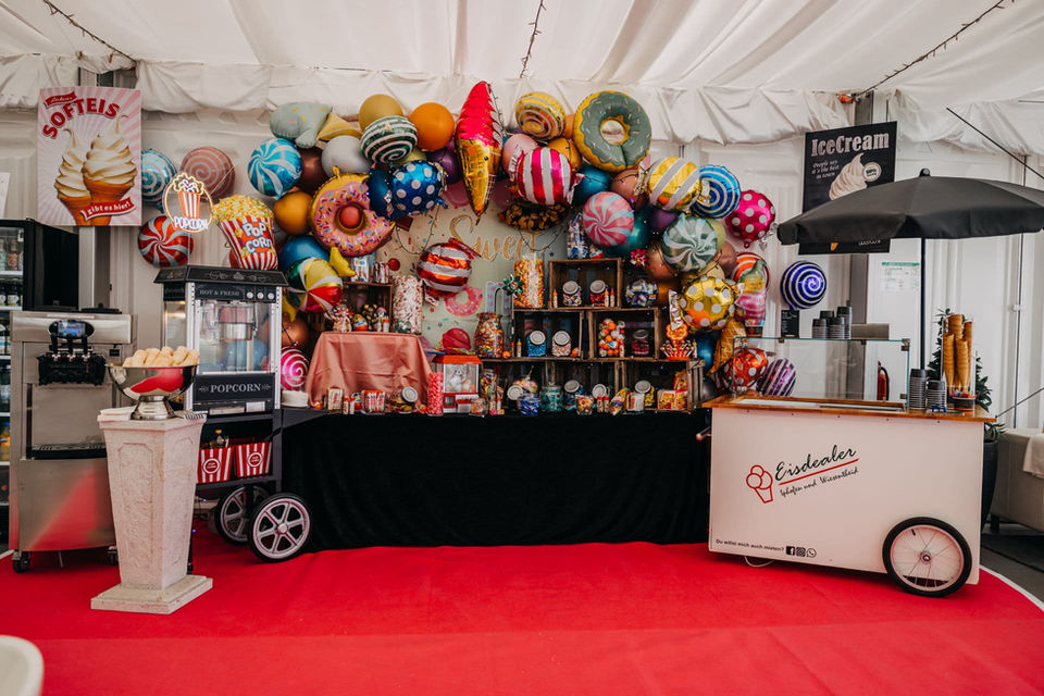 bunte und große Candybar, mit Luftballons und Eiswagen