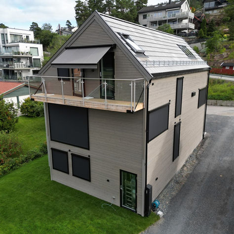 Hus med vindusmarkise og zip screens