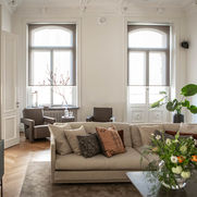 Stue med sofa, stoler, vinduer og Pemasol; naturlig lys og Rullegardiner