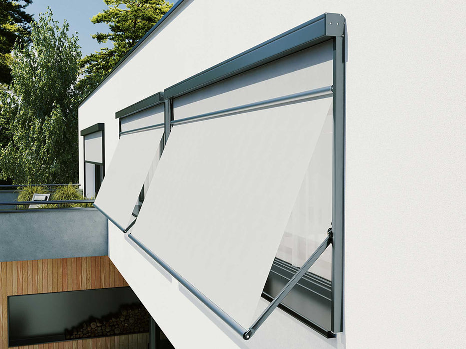 Hvite markiser på fasaden, delvis utfoldet for solbeskyttelse og skygge. Pemasol.