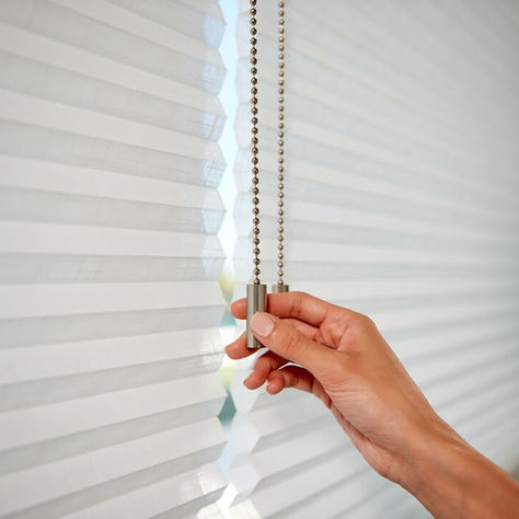 Doble plisségardiner med to lag isolerende stoff