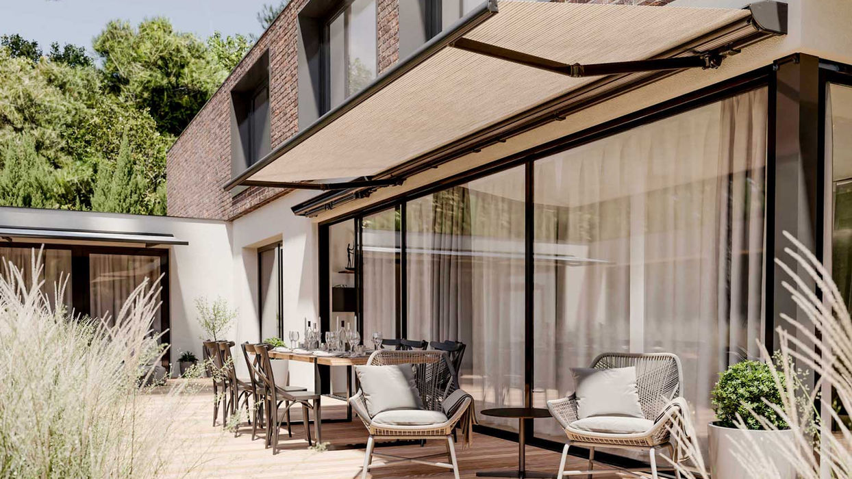 Utsikt over terrasse med bord og stoler under Terrassemarkise.