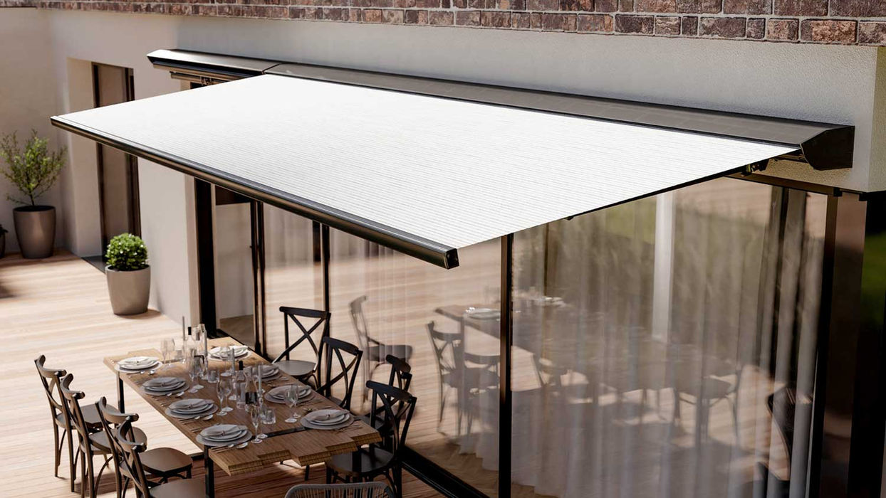 Hvit terrassemarkise over et bord med stoler, Pemasol tilbyr skygge.