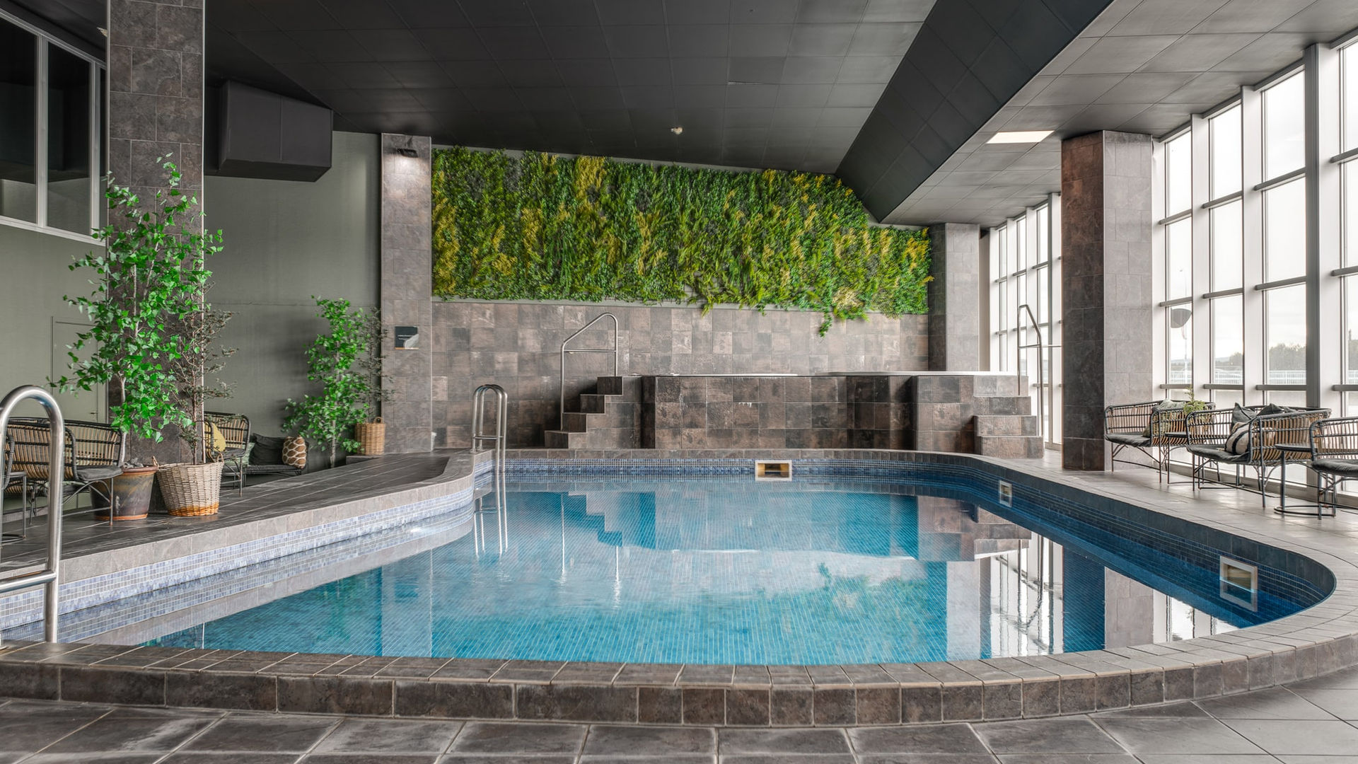 Pool & Relax vid Hotell Lappland — stor pool intill älven
