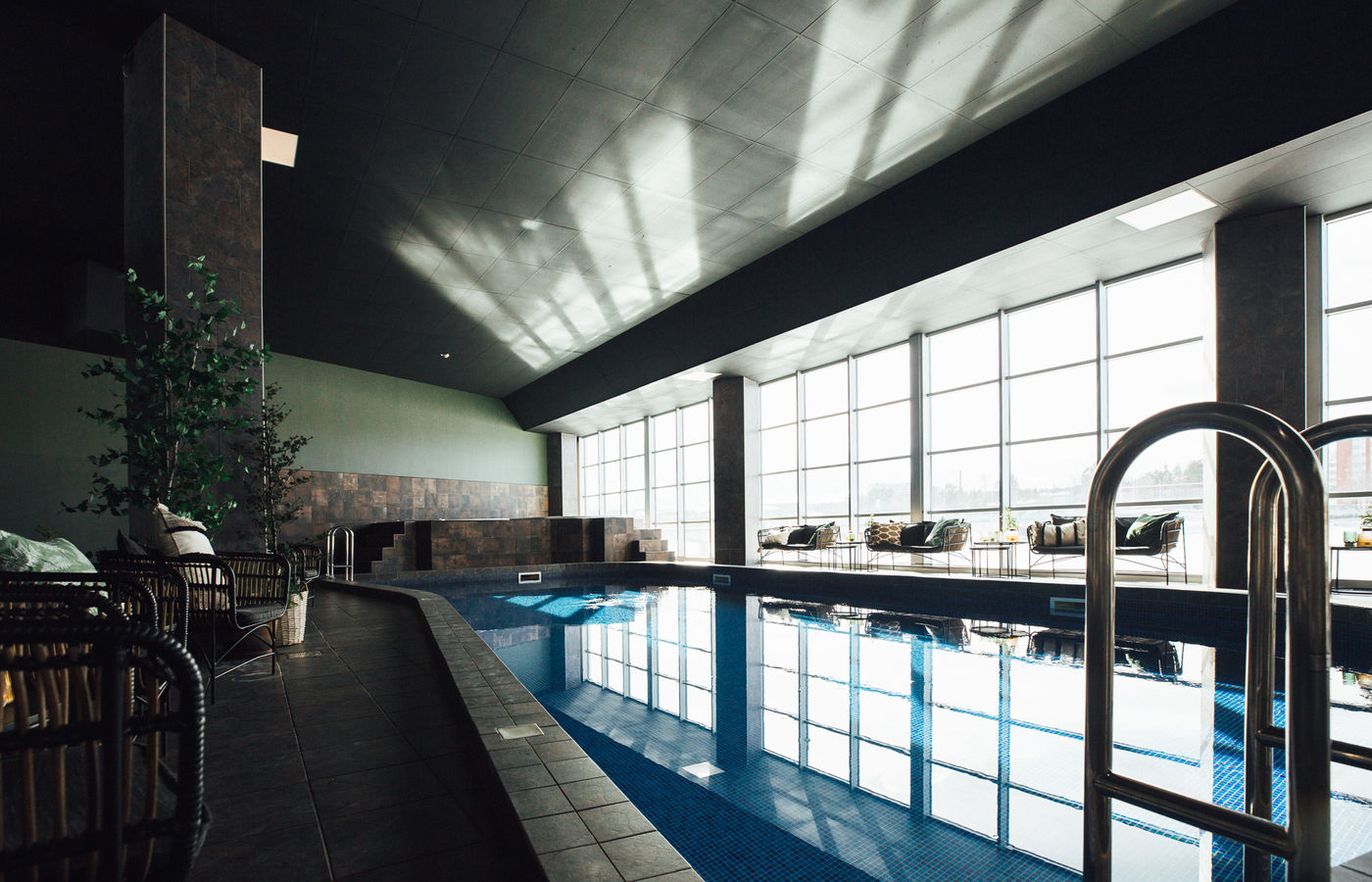 Sittmöbler vid poolen