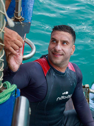 Maurício Cangiani em sua volta a ilha a nado em mar aberto