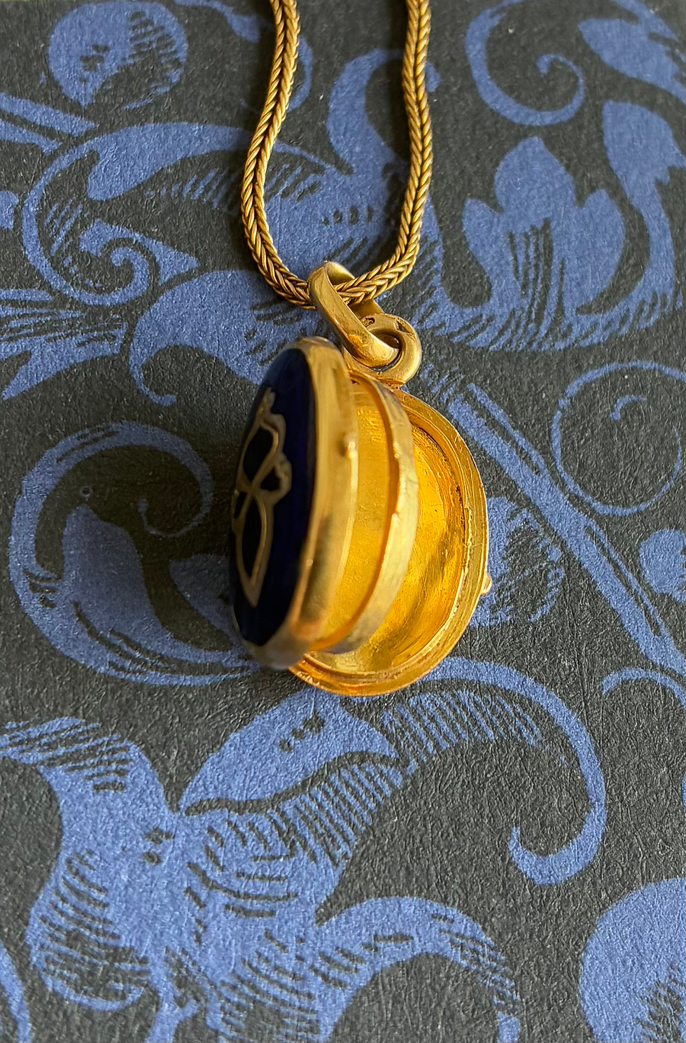 19th century gold necklace with enamel locket