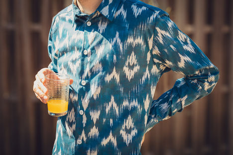 Chemise bleue à motifs ikat, vêtements faits main.