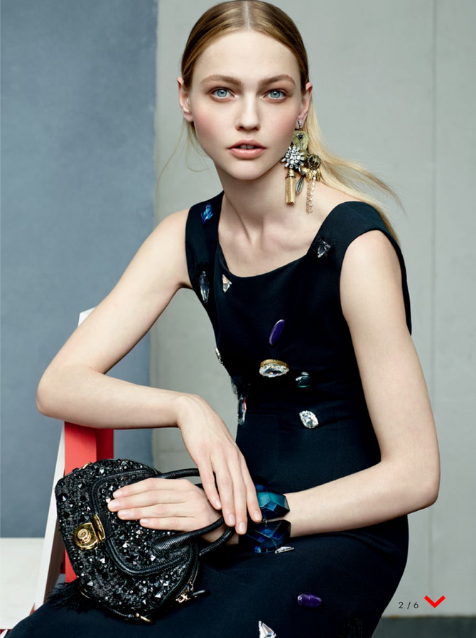 bold with a feminine touch // chandelier earring with retro attitude