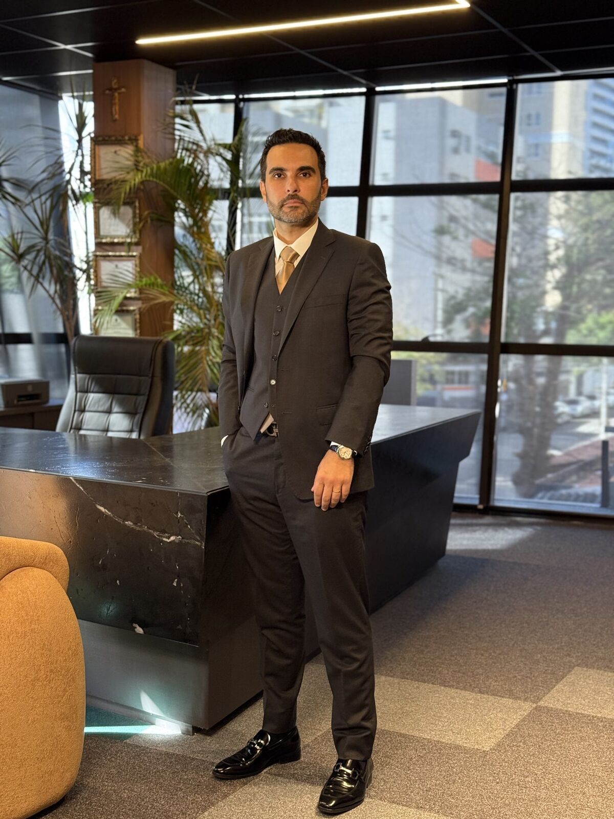 Dr. Daniel Maia em seu escritório