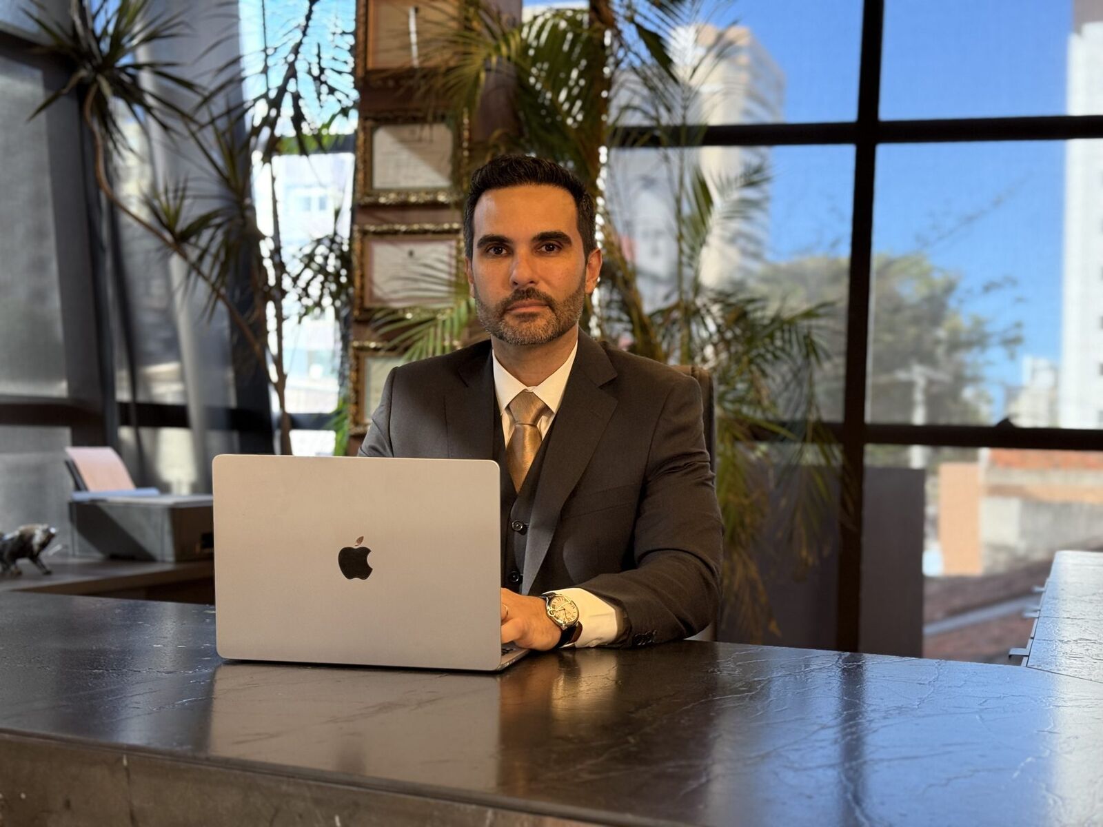 Dr. Daniel Maia à sua mesa