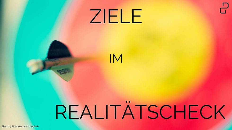 Nahaufnahme eines Dartpfeils, der auf eine bunte Zielscheibe fliegt. Text: "Ziele im Realitätscheck". Hintergrund in Rot, Gelb, Türkis.