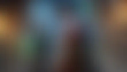 Harry Potter, con túnica de Gryffindor, y Draco Malfoy, con capa de Slytherin, levantan sus varitas en un duelo tenso bajo la luna llena, mientras una figura sombría observa y la Marca Tenebrosa ilumina el cielo – Resumen por capítulos del libro Harry Potter y el misterio del príncipe