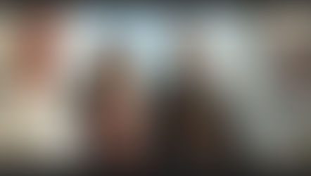 Poppy y Casteel en un balcón elevado de piedra clara con banderas rojas y arquitectura de poder, ambos con postura frontal y mirada fija – Resumen por capítulos del libro The Primal of Blood and Bone