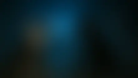 Jaypaw y Hollypaw, dos gatos jóvenes, están en una cueva azul con musgo brillante y espíritus felinos al fondo – Imagen del resumen por capítulos del libro The Sight