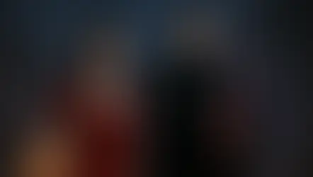 Célie con vestido rojo y trenza oscura junto a Michal vestido de negro, entre ataúdes rotos, fuego ritual y espectros – imagen del resumen por capítulos del libro Un velo escarlata