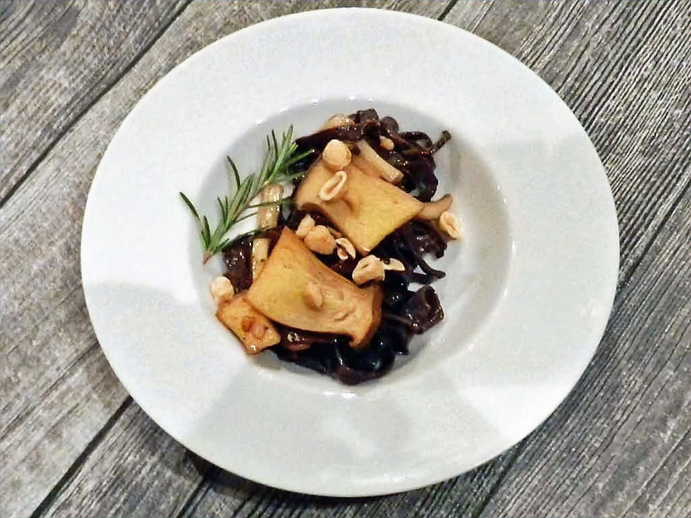 Kakaonudeln mit gebratenen Pilzen - unbedingt ausprobieren! Foto: kochgesellschaft