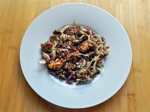 Salat mit ritem Reis, Miesmuscheln und viel Fenchel.