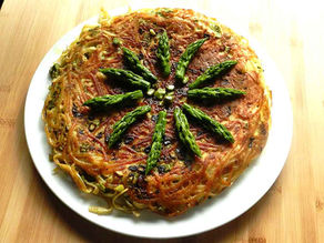 Gebratene Nudeln mit grünen Spargelspitzen.