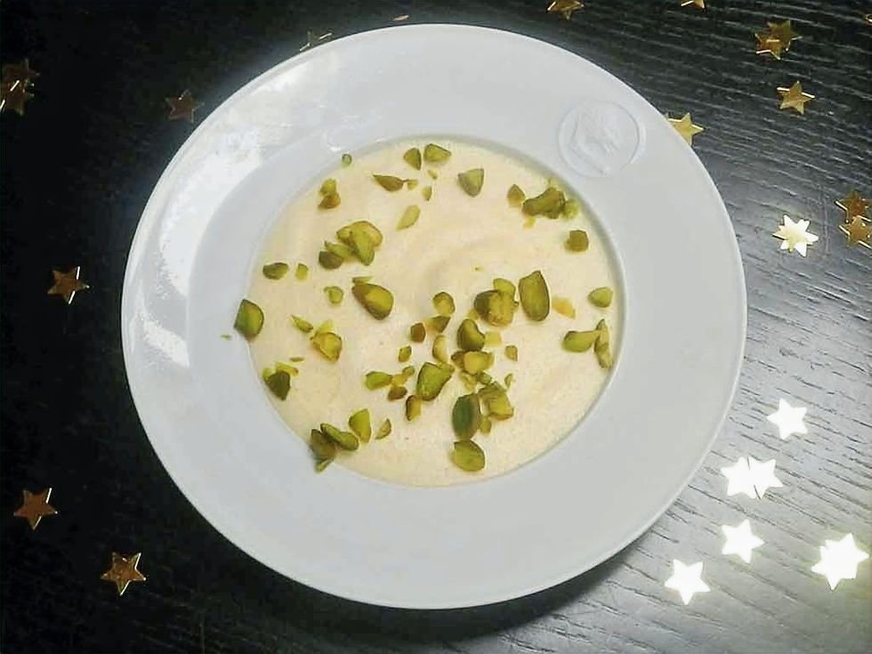 Besternt jedes Essen: gefrorenes Sabayon mit Pistazien. Foto: kochgesellschaft