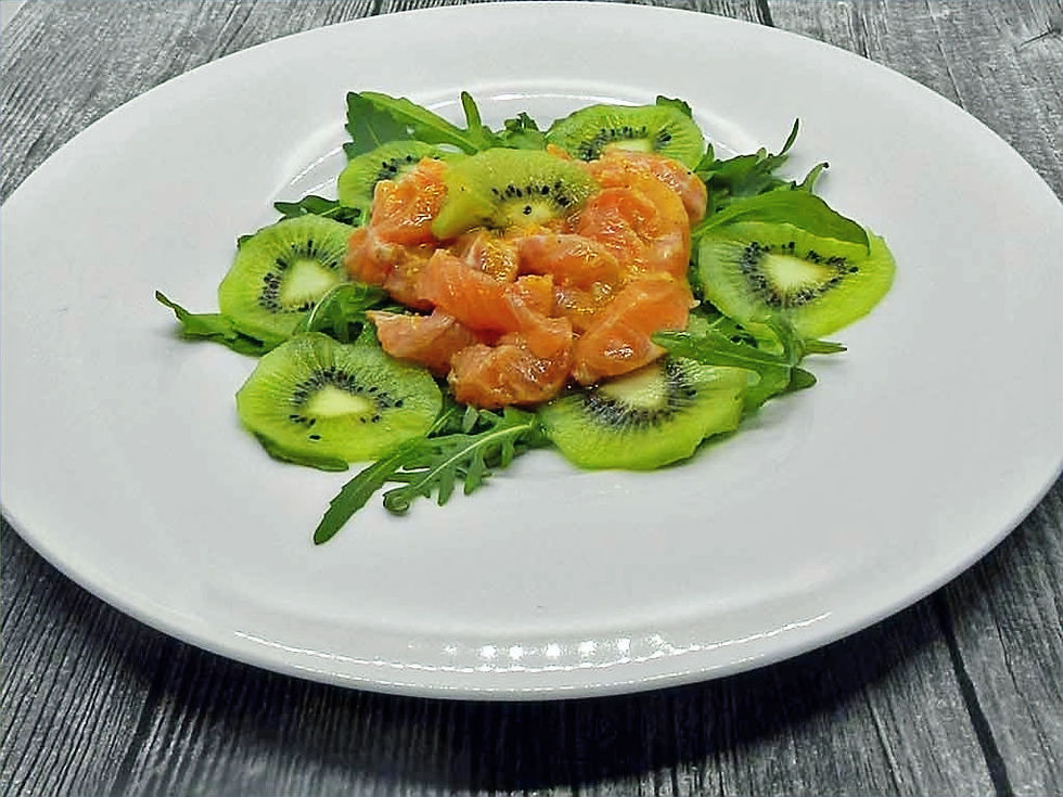 Der Salat mit Saibling und Kiwi ist eine erfrischende Vorspeise. Foto: kochgesellschaft