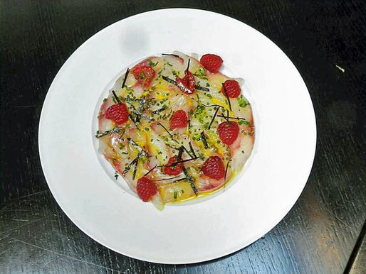 In Streifen geschnittener Fisch mit Himbeeren.