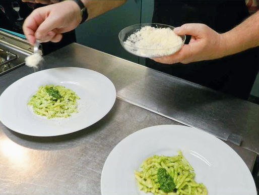 Trofie, eine bestimmte Nudelart, mit frischem Pesto aus Bärlauchblättern.