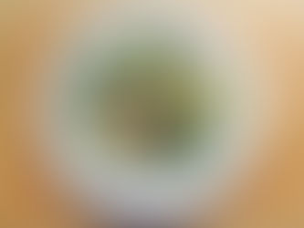 Ein bunter Salatteller mit Ei und grünem Spargel