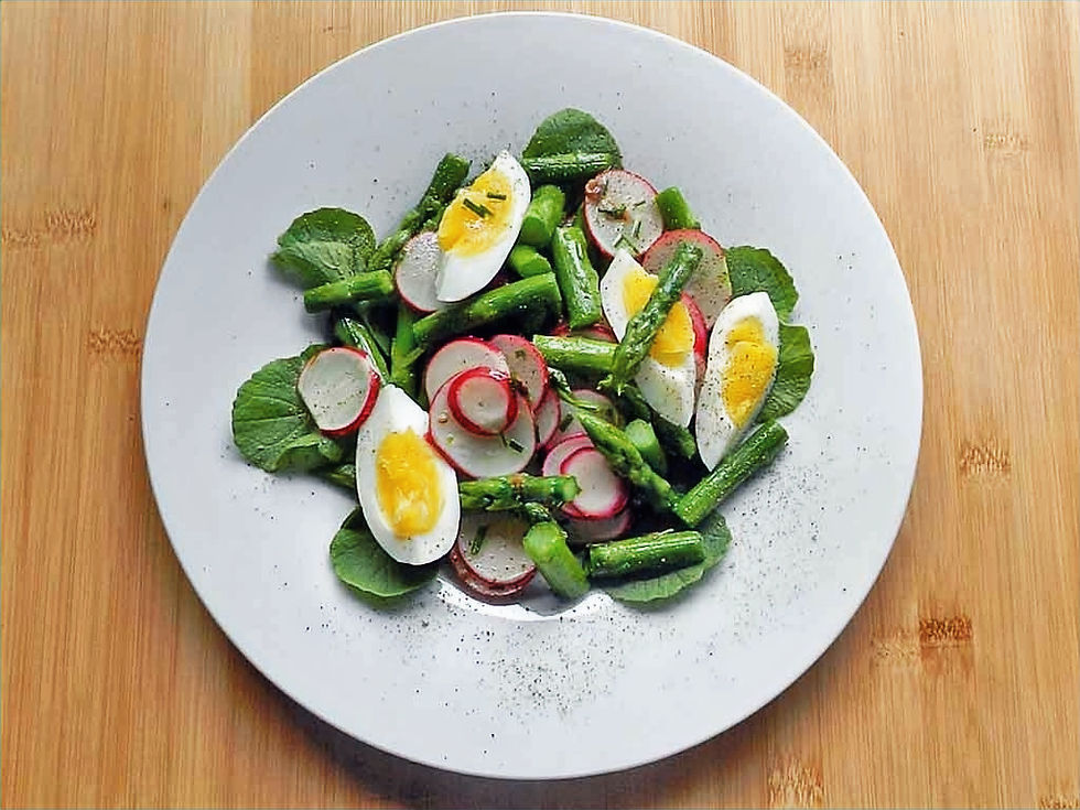 Der Spargelsalat wird mit Anchovi-Dressing gewürzt. Foto:kochgesellschaft