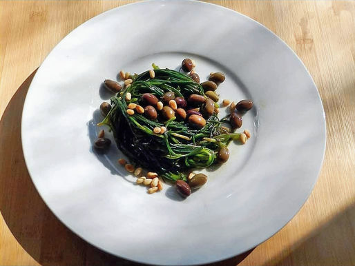 Mönchsbart, der auch barbe di frate heißt, wird serviert mit Oliven und Pinienkernen.mi