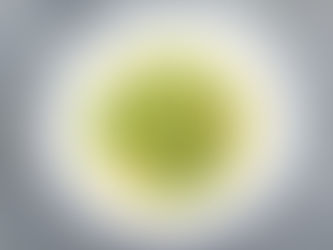 Ein Teller Suppe mit Einlage von grünem Spargel und Parmesanbröseln.