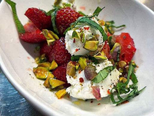 Erdbeeren, belegt mit Ziegenkäse und bestreut mit Pistazien, warten auf Genießer.