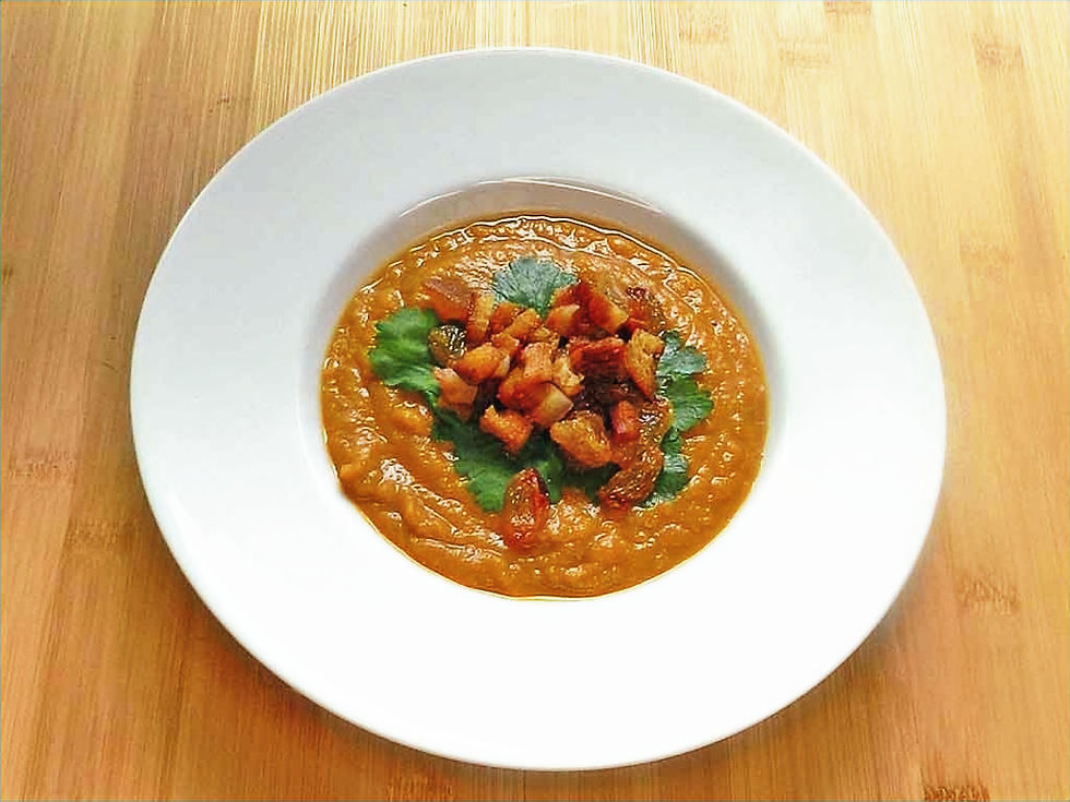 Süßkartoffelsuppe mit herzhaft-süßem Topping mit Guanciale und Rosinen. Foto: kochgesellschaft