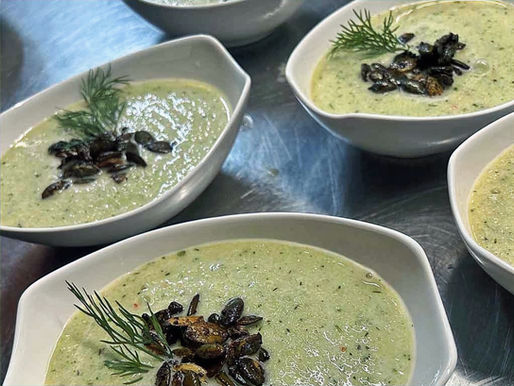 Kalte Gurkensuppe ist mit gerösteten Kürbiskernen angerichtet.