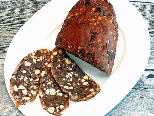 Eine Art Brotlaib mit Schokolade, vielen Nüssen und Gewürzen,