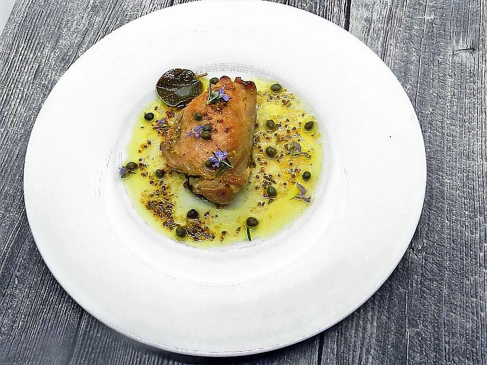 Das Hühnchen badet in Aromaten. Foto: kochgesellschaft