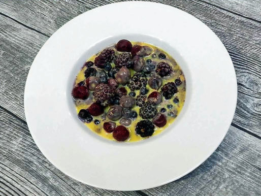 Gefrorene Beeren tauen in heißer Schokoladensauce.