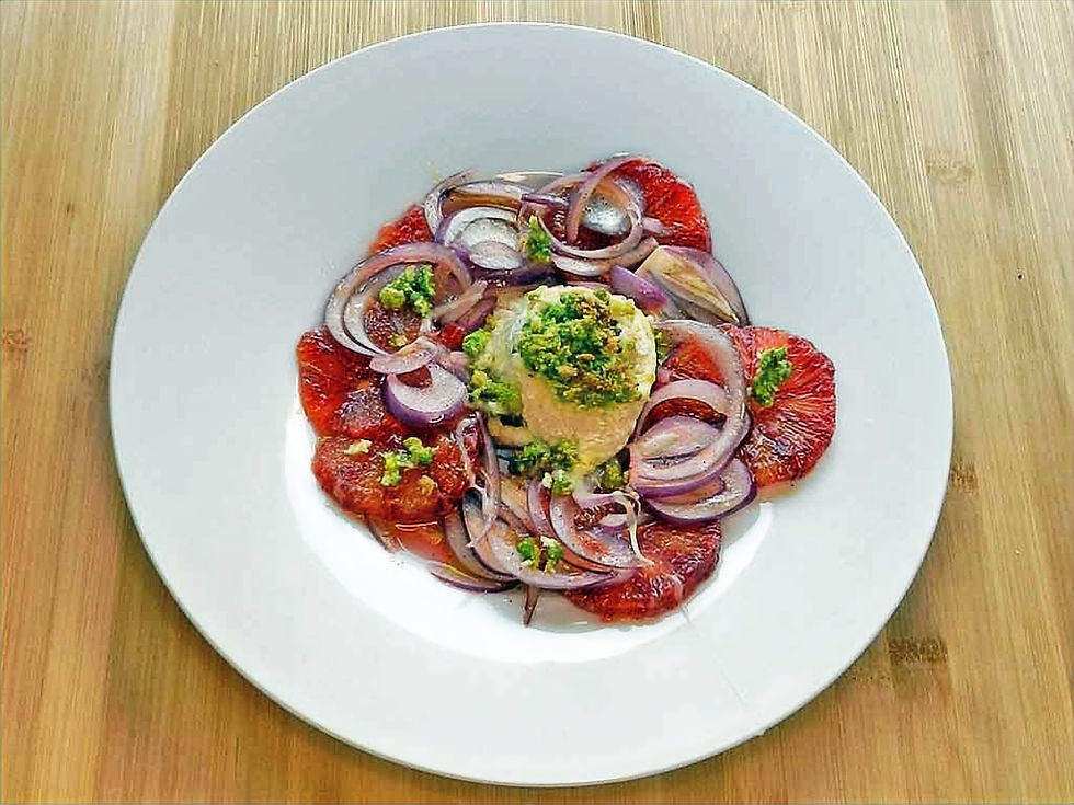 Kurz erwärmt: Crottin auf Blutorangensalat. Foto: kochgesellschaft