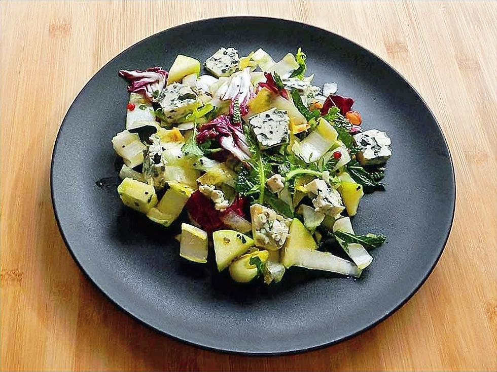 Zum Reinbeißen: Chicoree-Kiwi-Salat mit Bleu. Foto: kochgesellschaft
