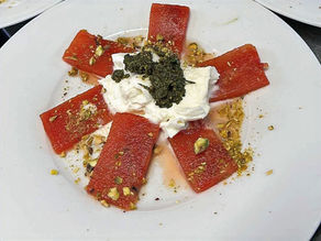 Eiskalte Schnitze von Wassermelone mit cremiger Burrata.C