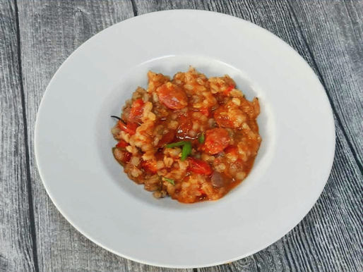 Ein Risotto aus Graupen, Tomaten und Chorizo.m